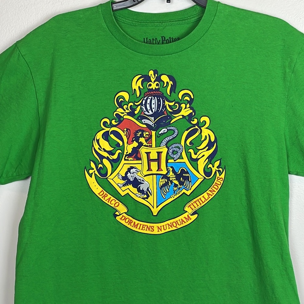 Harry Potter Hogwarts Graphic Shield T-Shirt Men’s Size M
